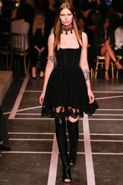 Look 16